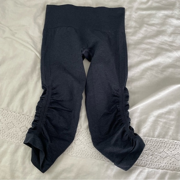 Lululemon Sz 4 In The Flow Crop II Compression Capris Black - Picture 4 of 6